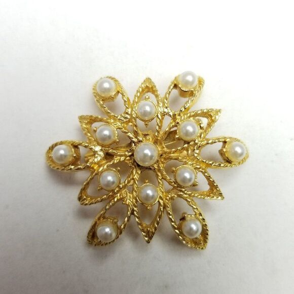 Vintage Faux Pearl and Gold Tone Radiant Flower Shape Brooch, Retro Estate - Picture 2 of 6